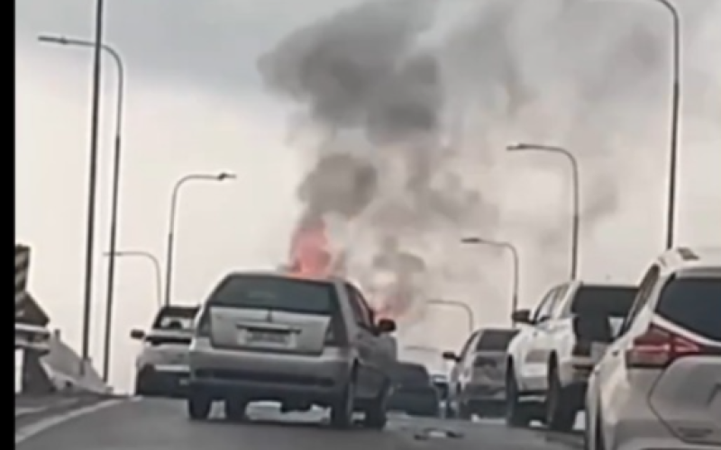 Carro pega fogo na Ponte Divaldo Suruagy e provoca congestionamento entre Maceió e Marechal