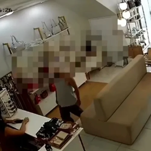 Criminoso foge a pé após assaltar comércio no centro de Arapiraca