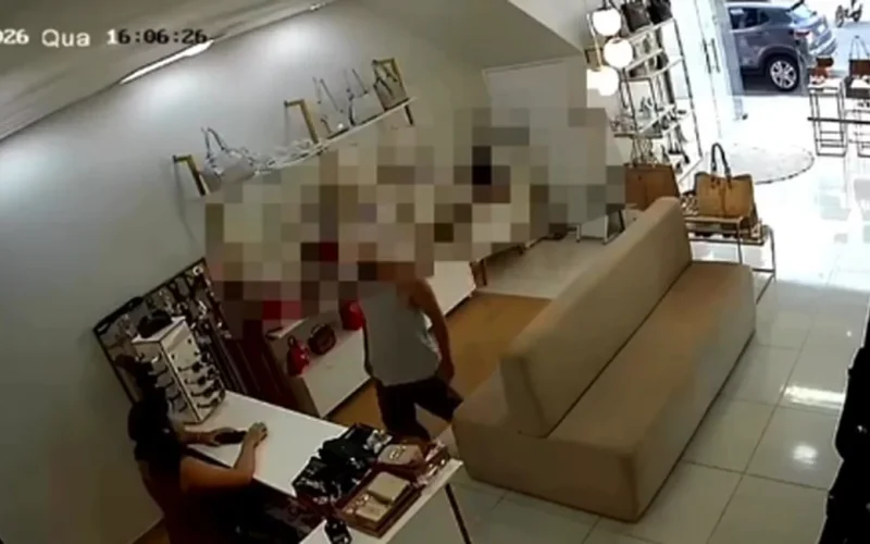Criminoso foge a pé após assaltar comércio no centro de Arapiraca