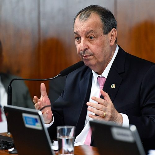 Escolhido por presidente do Senado, Omar Aziz diz que governo tomou “bola nas costas”