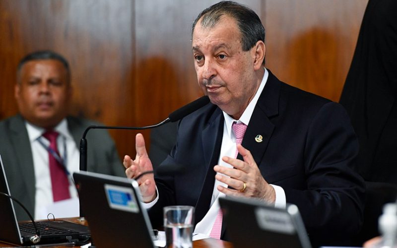 Escolhido por presidente do Senado, Omar Aziz diz que governo tomou “bola nas costas”