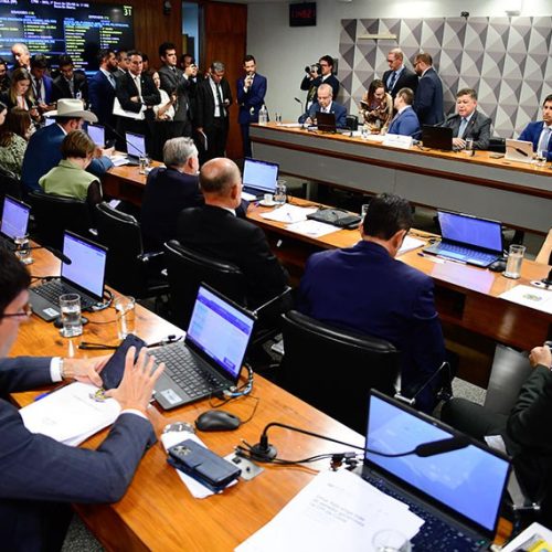 Senador Alagoano e mais dois parlarmentares devem deixar composição do governo na CPMI do INSS para ‘evitar desgastes’, afirma colunista