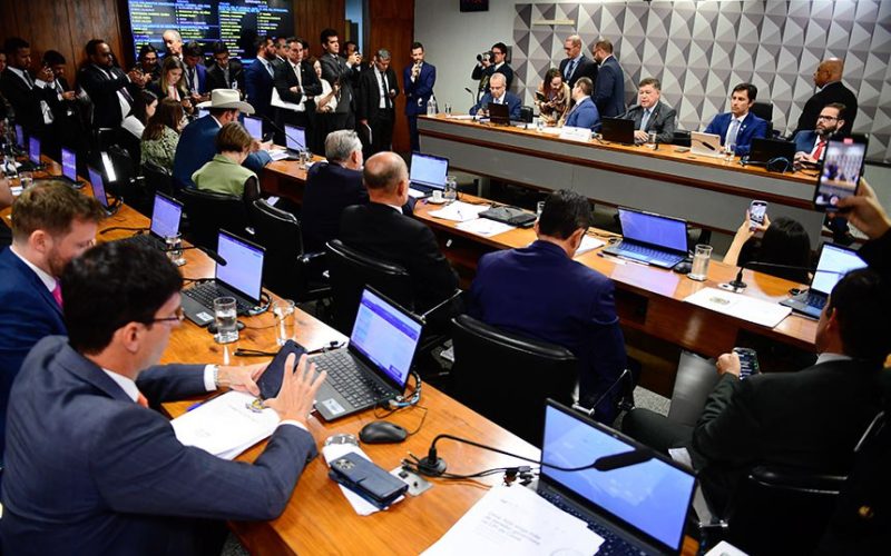 Senador Alagoano e mais dois parlarmentares devem deixar composição do governo na CPMI do INSS para ‘evitar desgastes’, afirma colunista