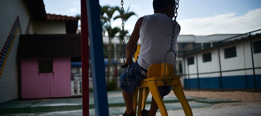 Mãe é presa após agredir, ameaçar e abandonar os próprios filhos de 11 e 4 anos em Maceió