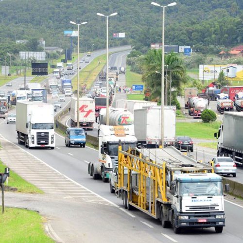 Sem grande mobilização, greve dos caminhoneiros não impacta rodovias no Brasil