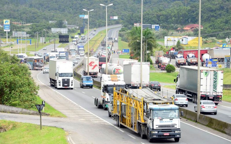 Sem grande mobilização, greve dos caminhoneiros não impacta rodovias no Brasil