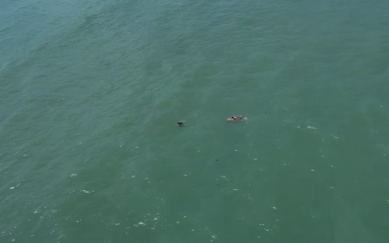 Imagens aéreas mostram momento em que corpo de adolescente é localizado no mar da Jatiúca