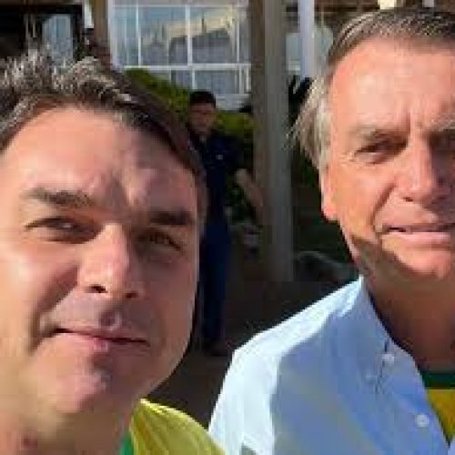 Flávio Bolsonaro critica decisão do STF e sai em defesa do pai após operação da PF
