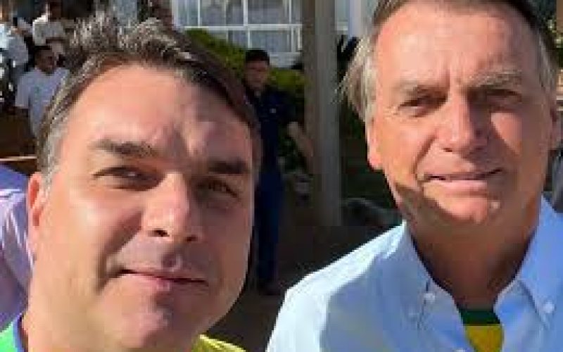 Flávio Bolsonaro critica decisão do STF e sai em defesa do pai após operação da PF