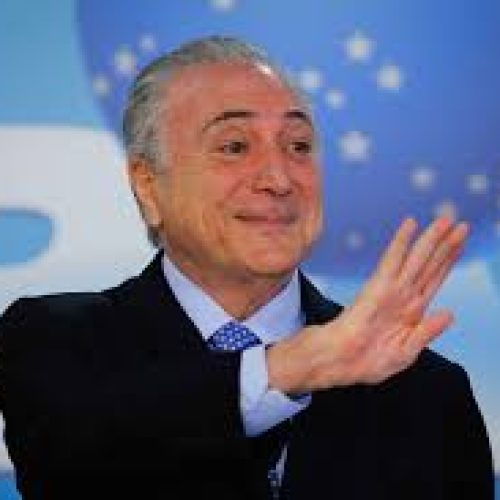 “Ele quer salvar o pai de qualquer maneira”, diz Temer sobre Eduardo Bolsonaro