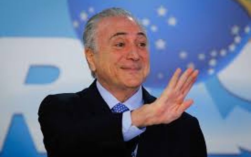 “Ele quer salvar o pai de qualquer maneira”, diz Temer sobre Eduardo Bolsonaro