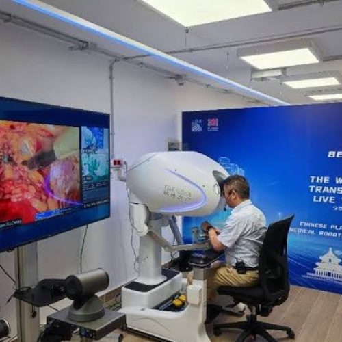 Médico opera câncer no pulmão de paciente a 5 mil km de distância com robô cirúrgico