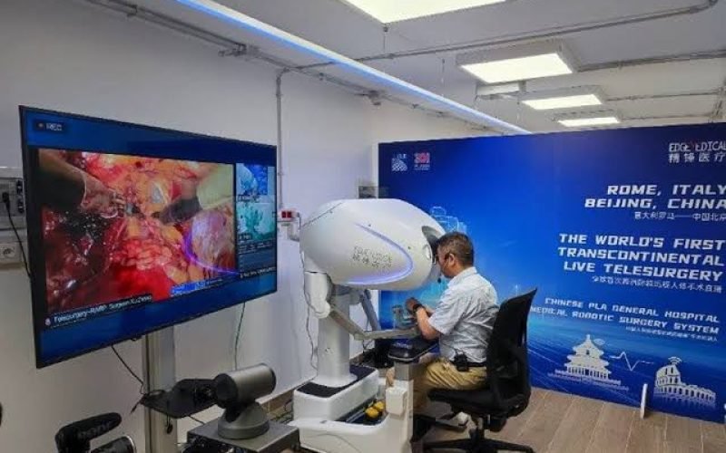 Médico opera câncer no pulmão de paciente a 5 mil km de distância com robô cirúrgico