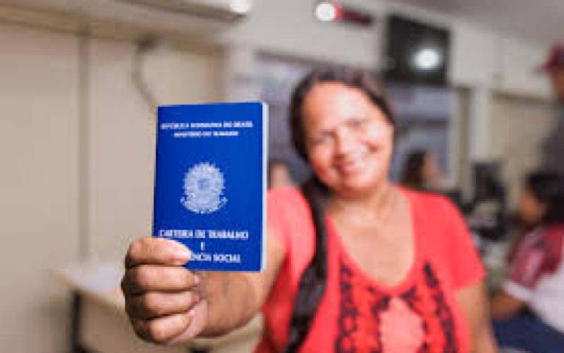 Desemprego cai para 5,8% e atinge menor taxa da história, segundo IBGE