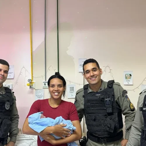 Policiais ajudam em parto dentro de veículo e salvam mãe e bebê em Arapiraca