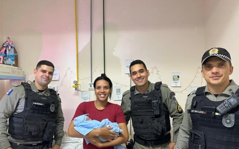 Policiais ajudam em parto dentro de veículo e salvam mãe e bebê em Arapiraca