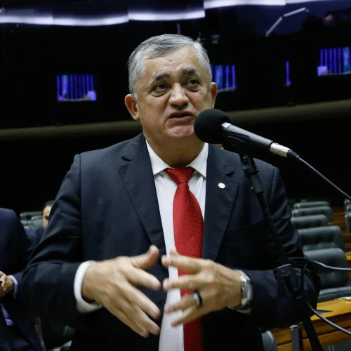 Líder de Lula na Câmara reage a possível candidatura de Flávio Bolsonaro em 2026