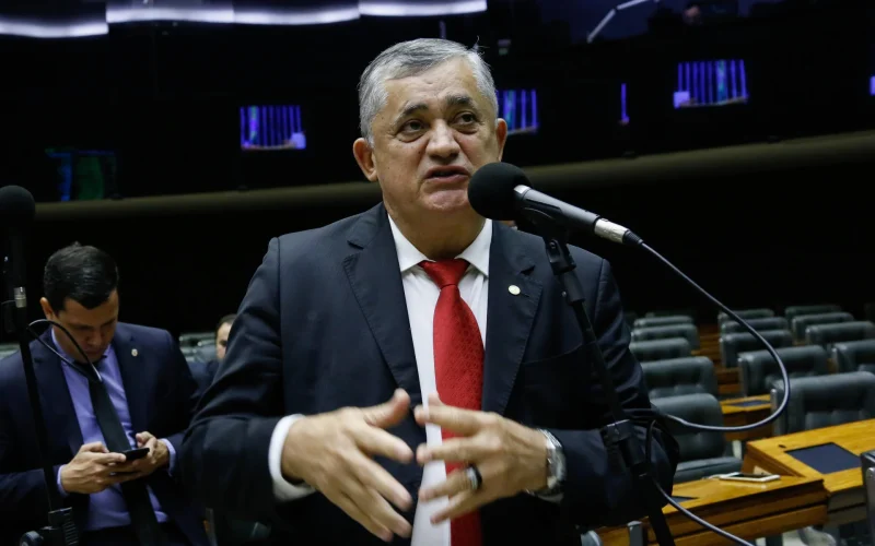 Líder de Lula na Câmara reage a possível candidatura de Flávio Bolsonaro em 2026