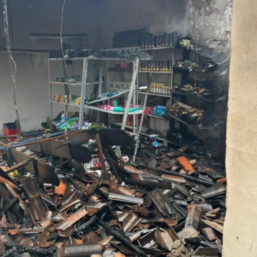 Incêndio atinge residência em Arapiraca e provoca desabamento parcial do teto