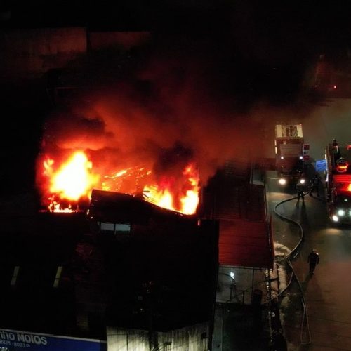 Incêndio destrói loja de peças no centro de Maceió e deixa dois bombeiros feridos