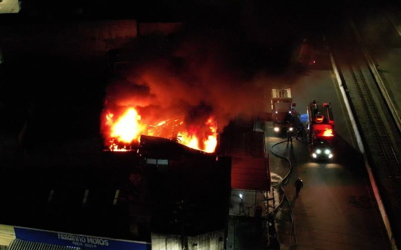 Incêndio destrói loja de peças no centro de Maceió e deixa dois bombeiros feridos