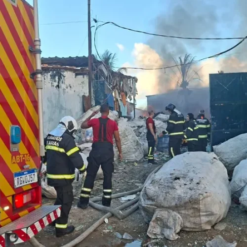 Incêndio chama atenção e deixa rastro de destruição no Village, em Maceió