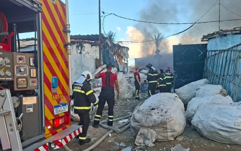 Incêndio chama atenção e deixa rastro de destruição no Village, em Maceió