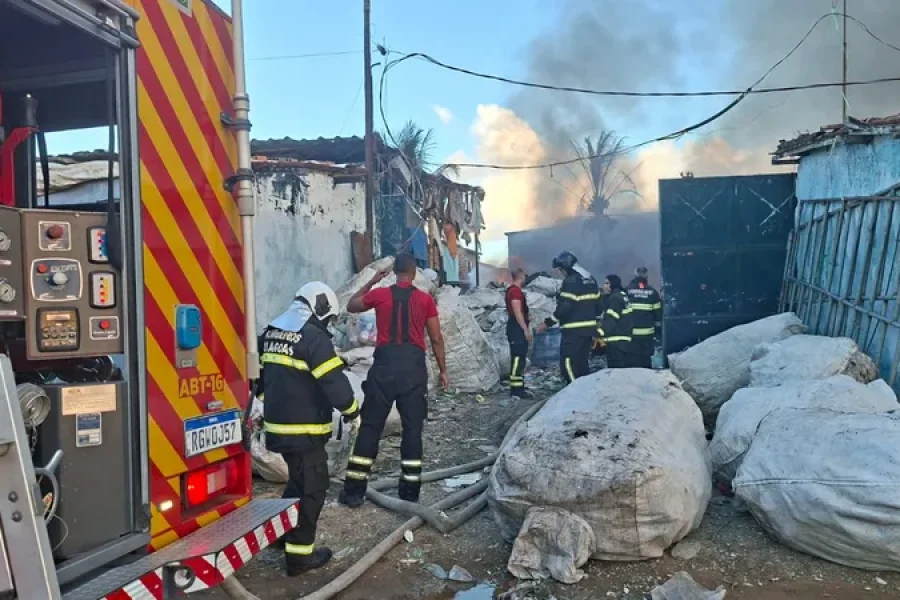 Incêndio chama atenção e deixa rastro de destruição no Village, em Maceió