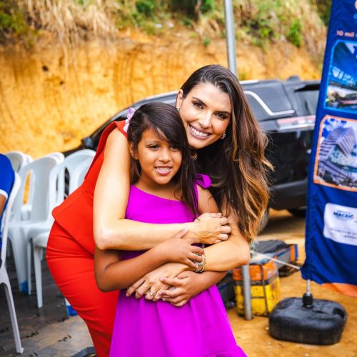 Primeira-dama de Maceió encontra pequena admiradora em momento de carinho e inspiração
