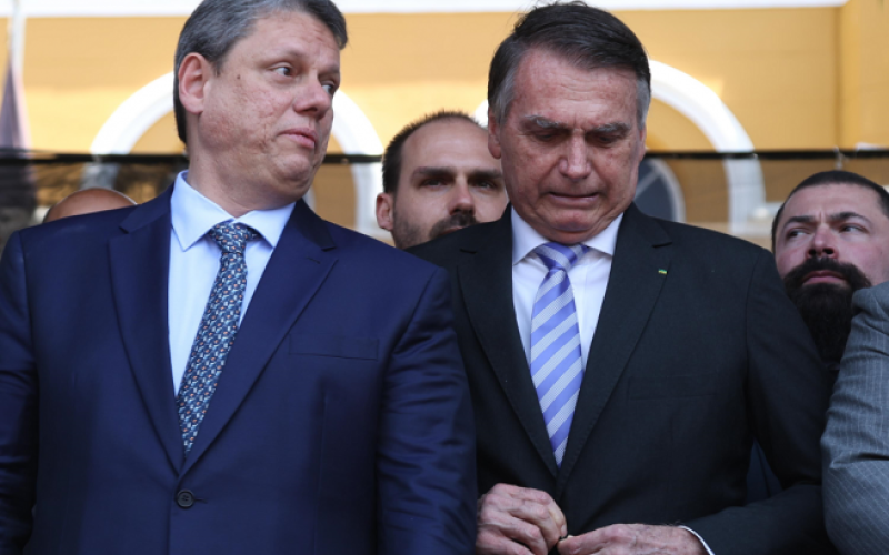 “Precisamos segurar narrativa de Tarcísio te sucedendo”, diz Eduardo a Jair Bolsonaro