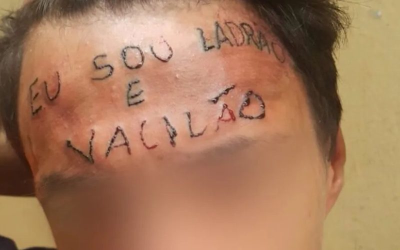 Jovem que teve testa tatuada durante tortura é preso novamente por furto