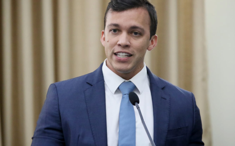 Deputado Delegado Leonam cobra prisão de influenciador Babau Guimarães por agressão a companheira