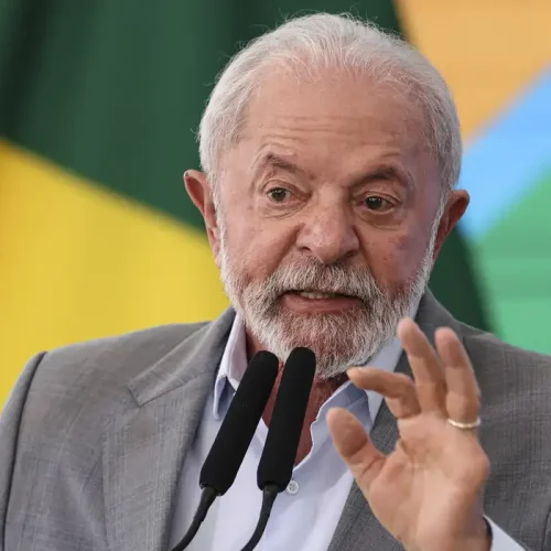Lula articula reunião virtual do Brics para reagir ao tarifaço de Trump e discutir reforma da OMC