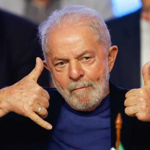 Homem tatua rosto de Lula e exibe homenagem ao presidente