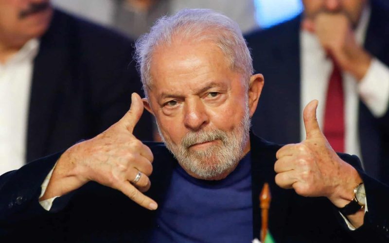 Homem tatua rosto de Lula e exibe homenagem ao presidente
