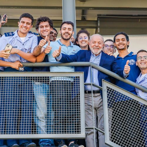 Lula recebe presente de alunos do ITA e comemora: ““O ITA agora também é do Nordeste”