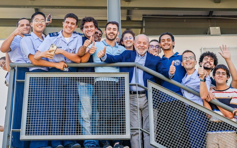 Lula recebe presente de alunos do ITA e comemora: ““O ITA agora também é do Nordeste”