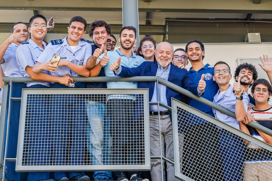 Lula recebe presente de alunos do ITA e comemora: ““O ITA agora também é do Nordeste”