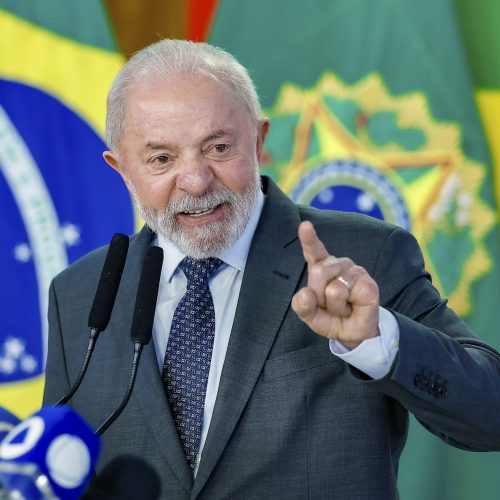 Lula rebate “vira-latas” e diz que não se curvará aos EUA: “Aprendi com minha mãe a nunca abaixar a cabeça”