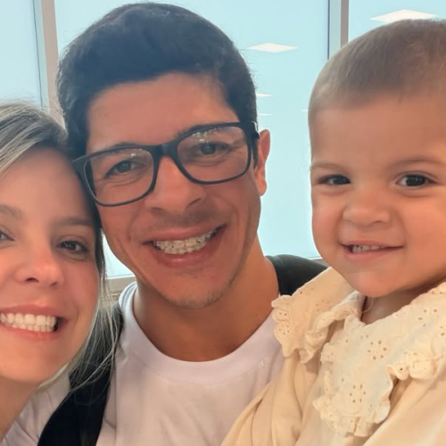 “Milagre vivo”: influenciadora celebra cura da filha após tratamento contra câncer e reúne multidão em Maceió