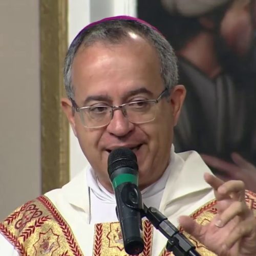 Bispo alagoano viraliza ao criticar fofoca em missa e chama fofoqueiras de “comadres de Satanás”