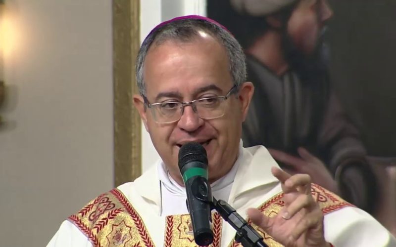 Bispo alagoano viraliza ao criticar fofoca em missa e chama fofoqueiras de “comadres de Satanás”