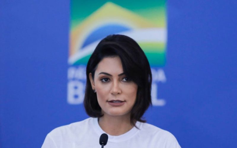Assessor de Michelle critica escolha de Flávio Bolsonaro, é desmentido e recua após confirmação oficial