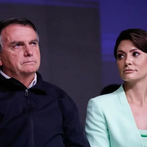 Proibido por Moraes, Bolsonaro diz que Michelle vai à posse de Trump: “Ela também estava convidada”