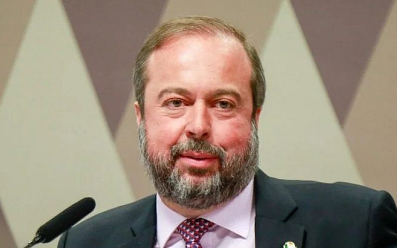 Ministro diz que Brasil precisa se planejar para desenvolver defesa nuclear