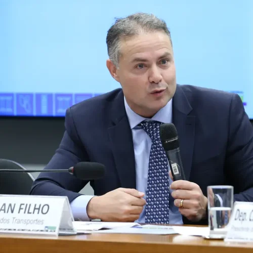 Renan Filho diz que eventual governo Flávio Bolsonaro pode ameaçar a democracia