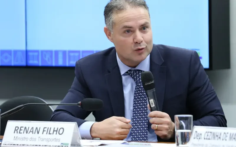 Renan Filho diz que eventual governo Flávio Bolsonaro pode ameaçar a democracia