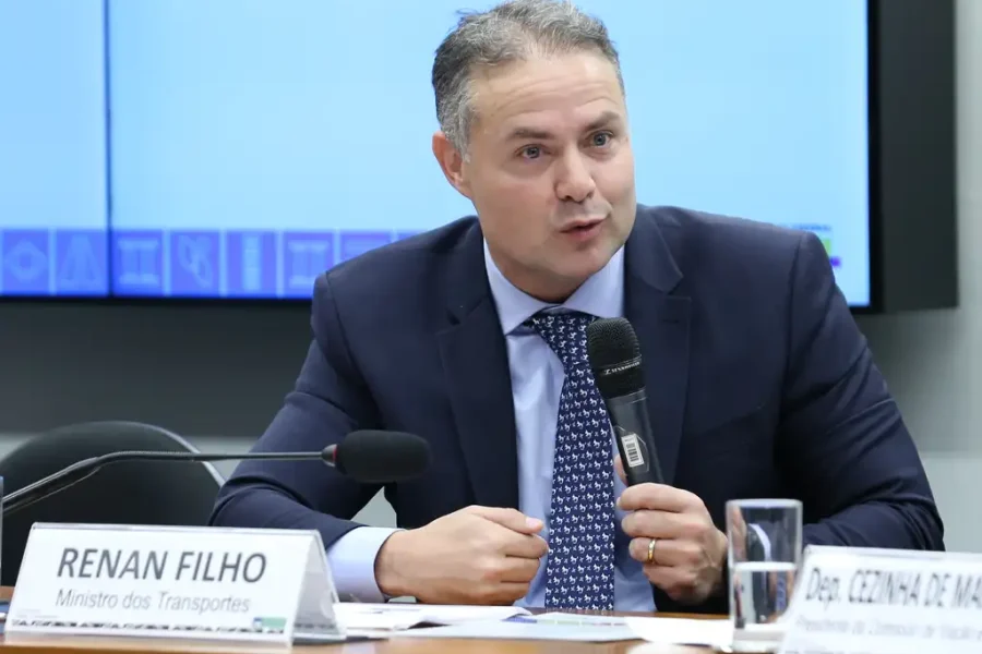 Renan Filho diz que eventual governo Flávio Bolsonaro pode ameaçar a democracia