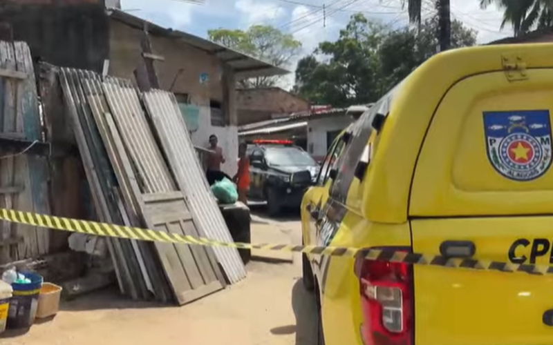 Jovem é morto a tiros na porta de casa na Grota da Moenda, em Maceió