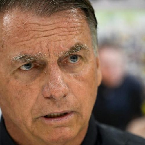 Flávio Bolsonaro pede orações após pai ser internado em hospital de Brasília